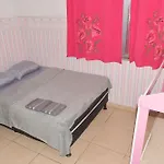 Quarto em residência tranquila e familiar